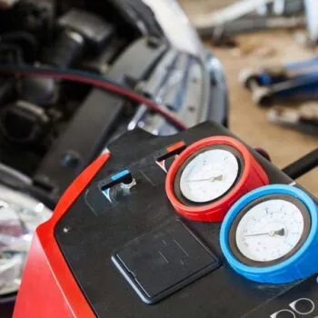 Заправка автомобильного кондиционера-Заправка автомобільного кондиціонера