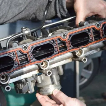 Впускной коллектор от двигателя автомобиля-впускний колектор від двигуна автомобіля