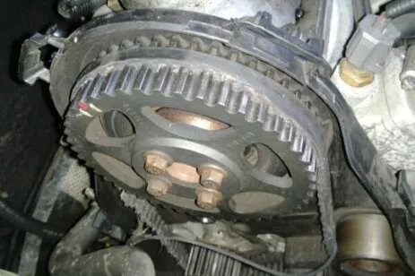 Неисправный ремень грм автомобиля вольво-Несправний ремінь грм автомобіля вольво